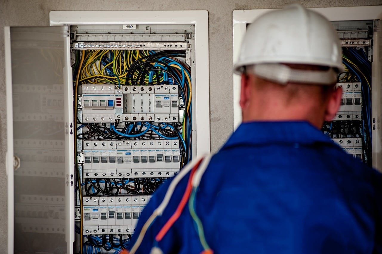 image Electricians to go on 24-hour ‘warning strike’