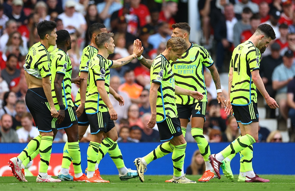 image Arsenal beat Man United to keep title race alive