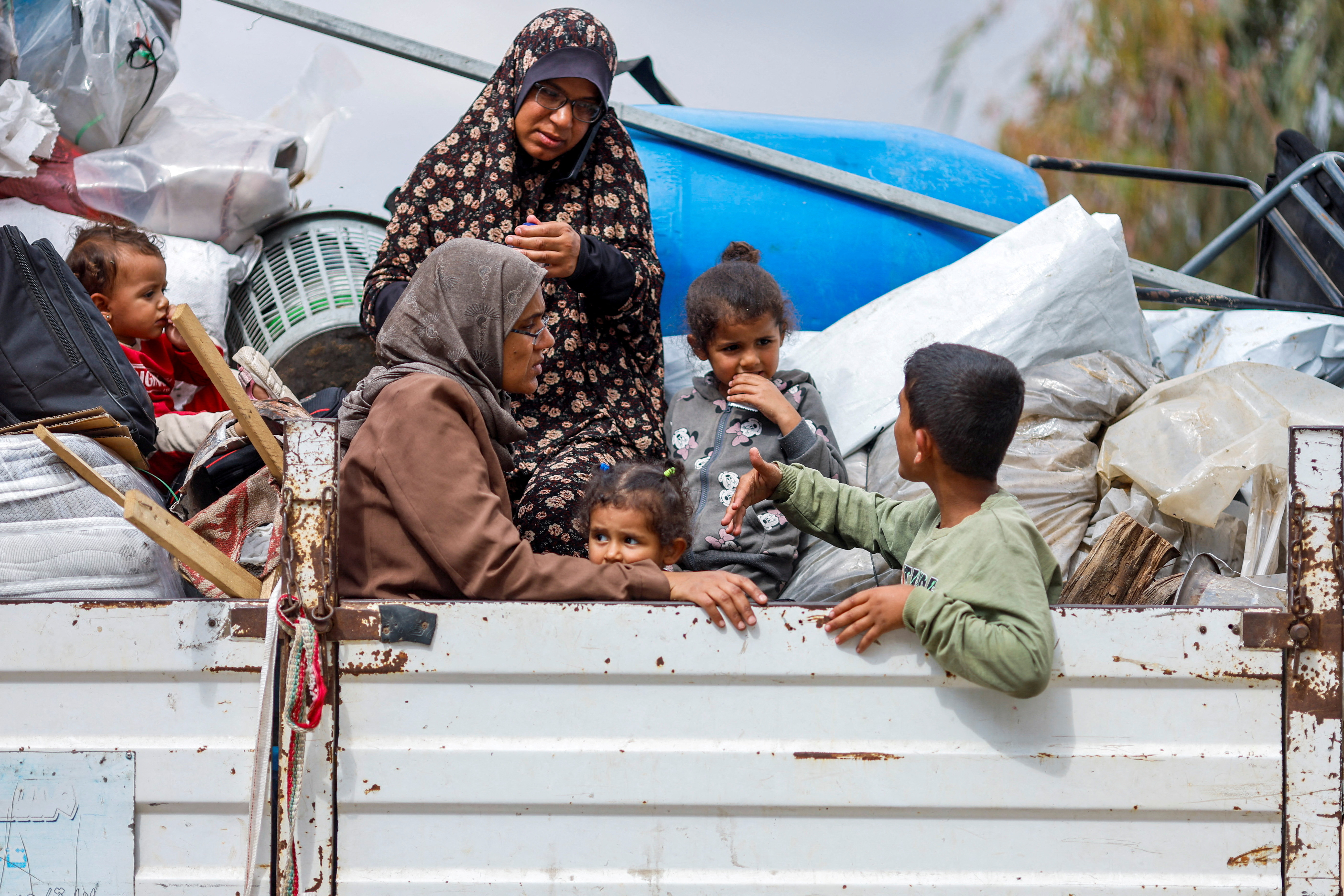 image Israeli tanks push into Gaza&#8217;s Rafah, as displaced civilians flee again