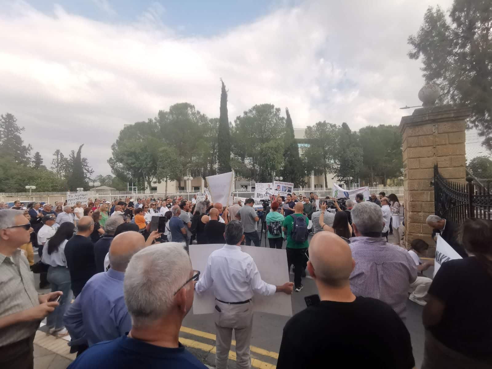 image Hundreds protest in support of auditor general