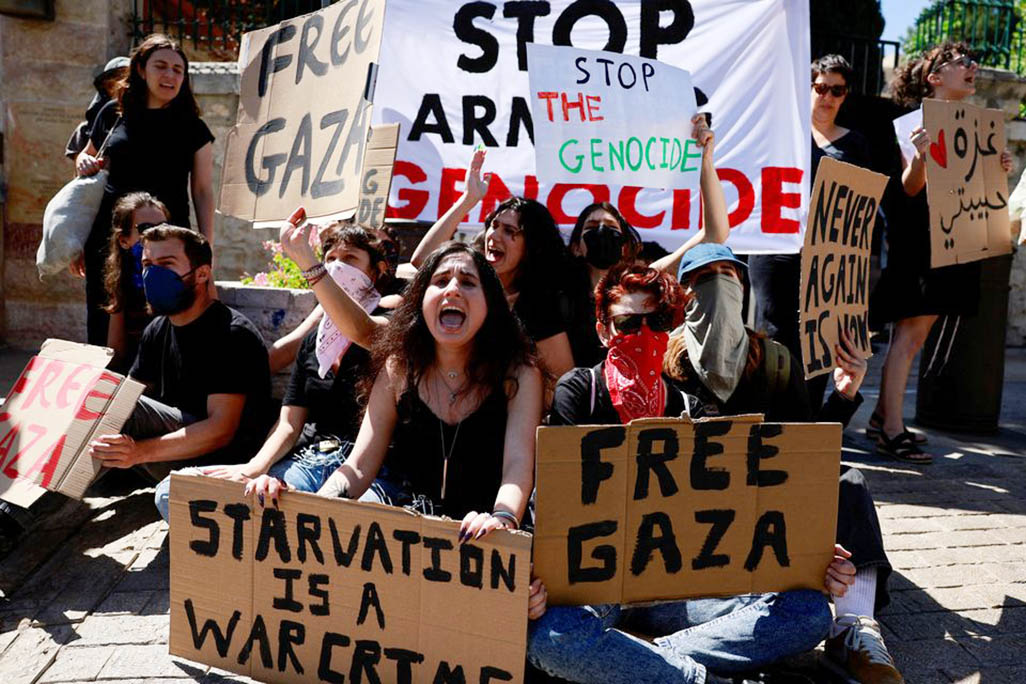 image Food bound for Gaza rots in the sun