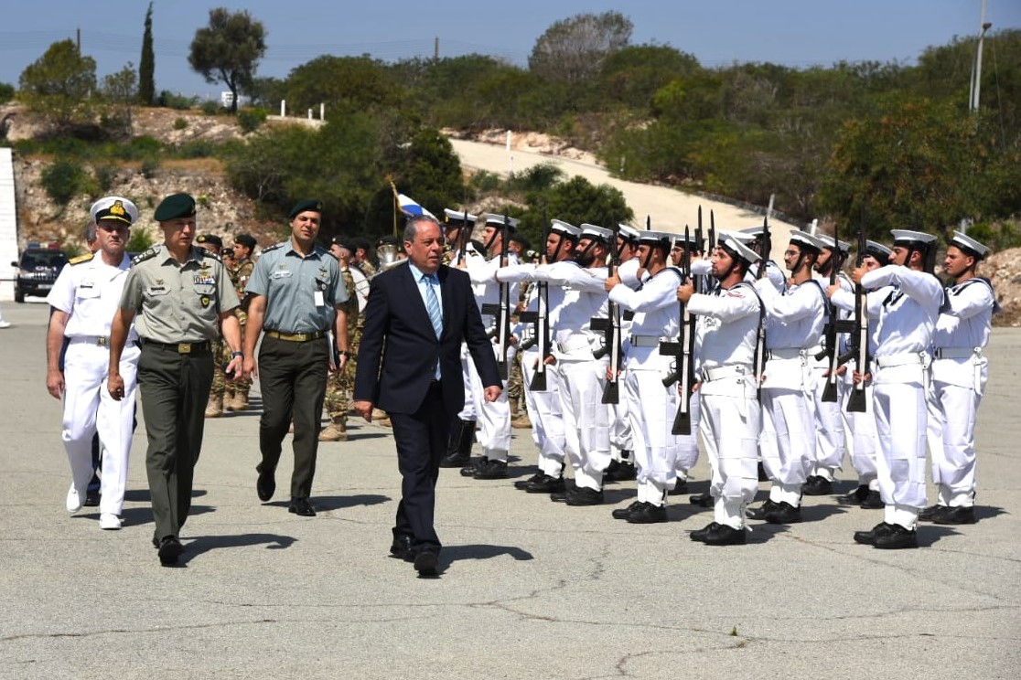 image Defence minister hails new elite frogmen graduates