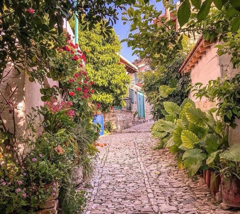 image Time to explore Lania’s lanes and courtyards