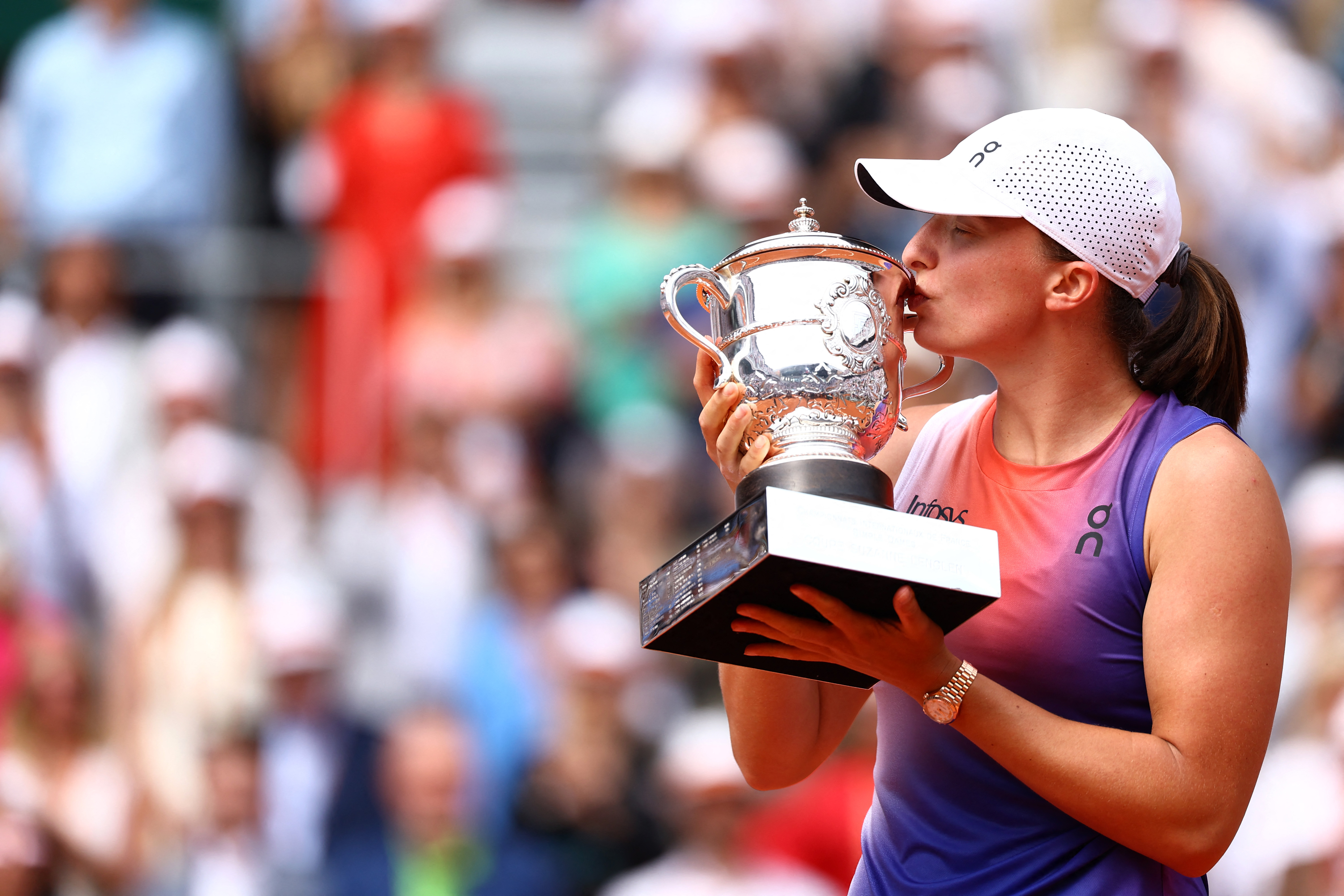 image Swiatek dismantles Paolini to win third straight French Open title