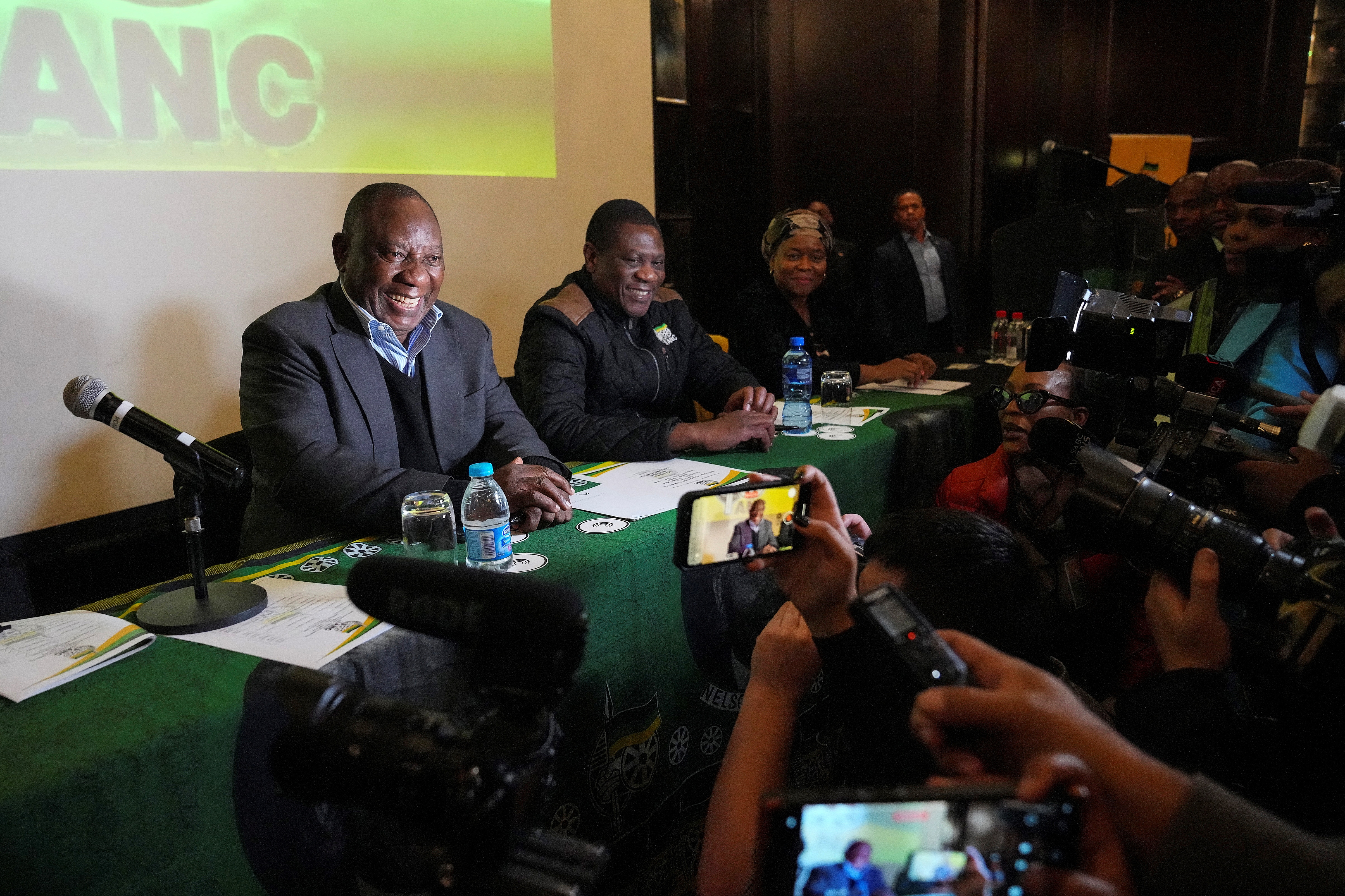 image South African parties hold crunch talks to decide who will govern