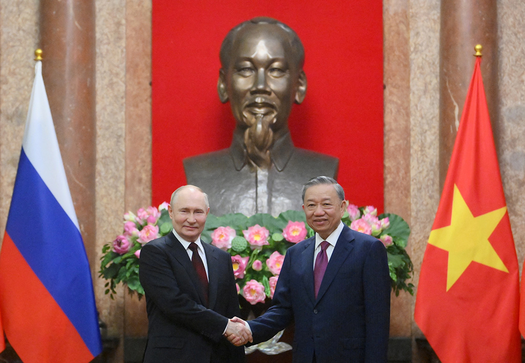 image Putin, in Vietnam, calls for strengthening &#8216;strategic partnership&#8217;