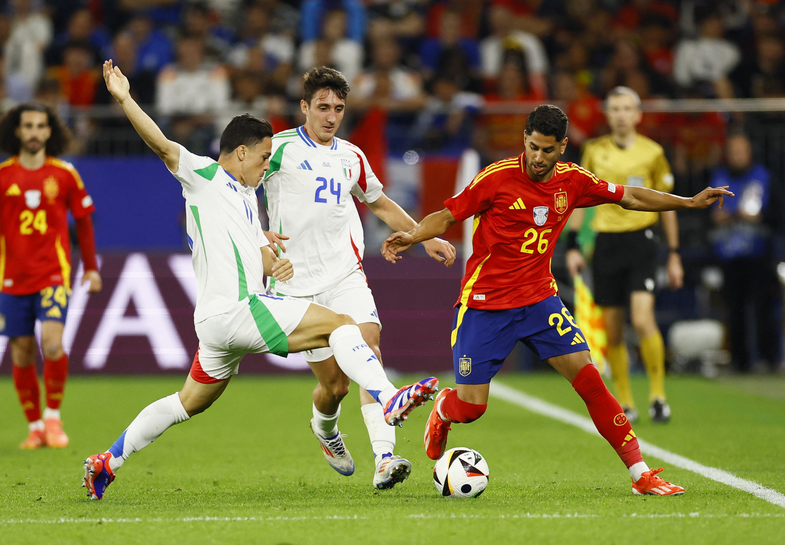 image Exhilarating Spain eclipse Italy to book last-16 spot