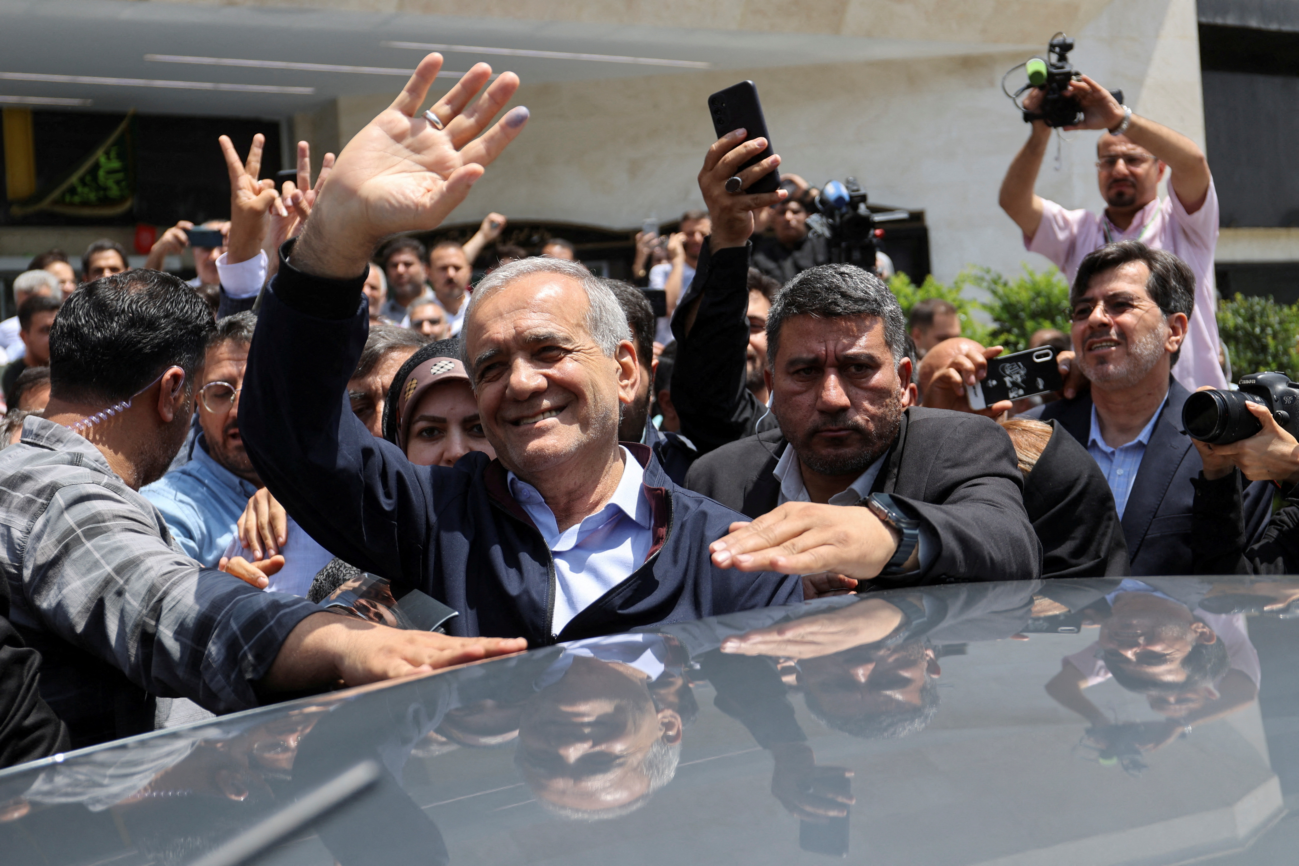 image Moderate Pezeshkian makes it to Iran presidential run-off
