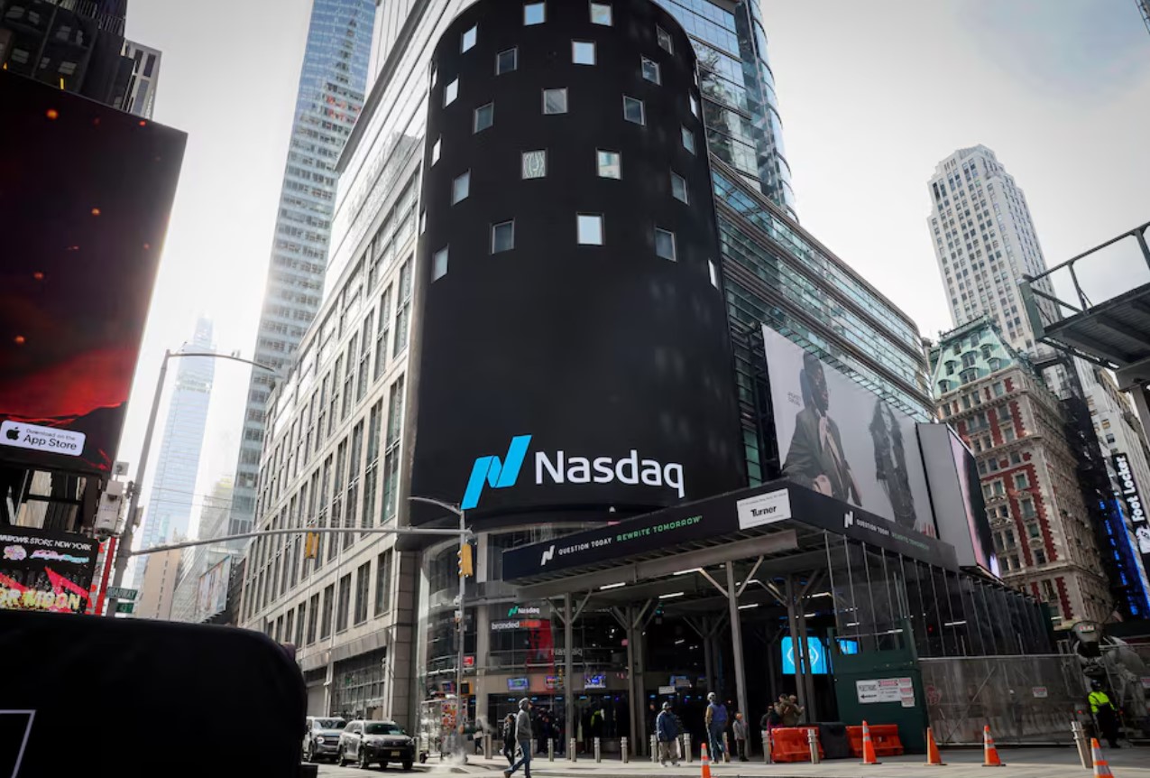 image Nasdaq hits 20,000 on big tech surge