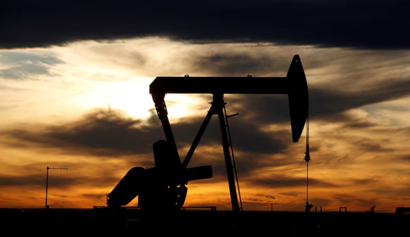 image Oil prices steady amidst supply surplus, rate cut expectations
