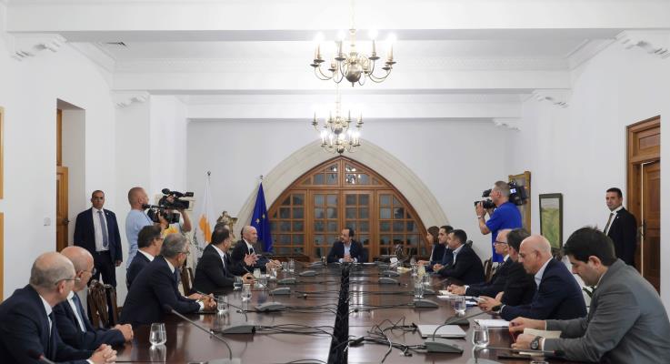 image President discusses economic growth, US talks with bank association