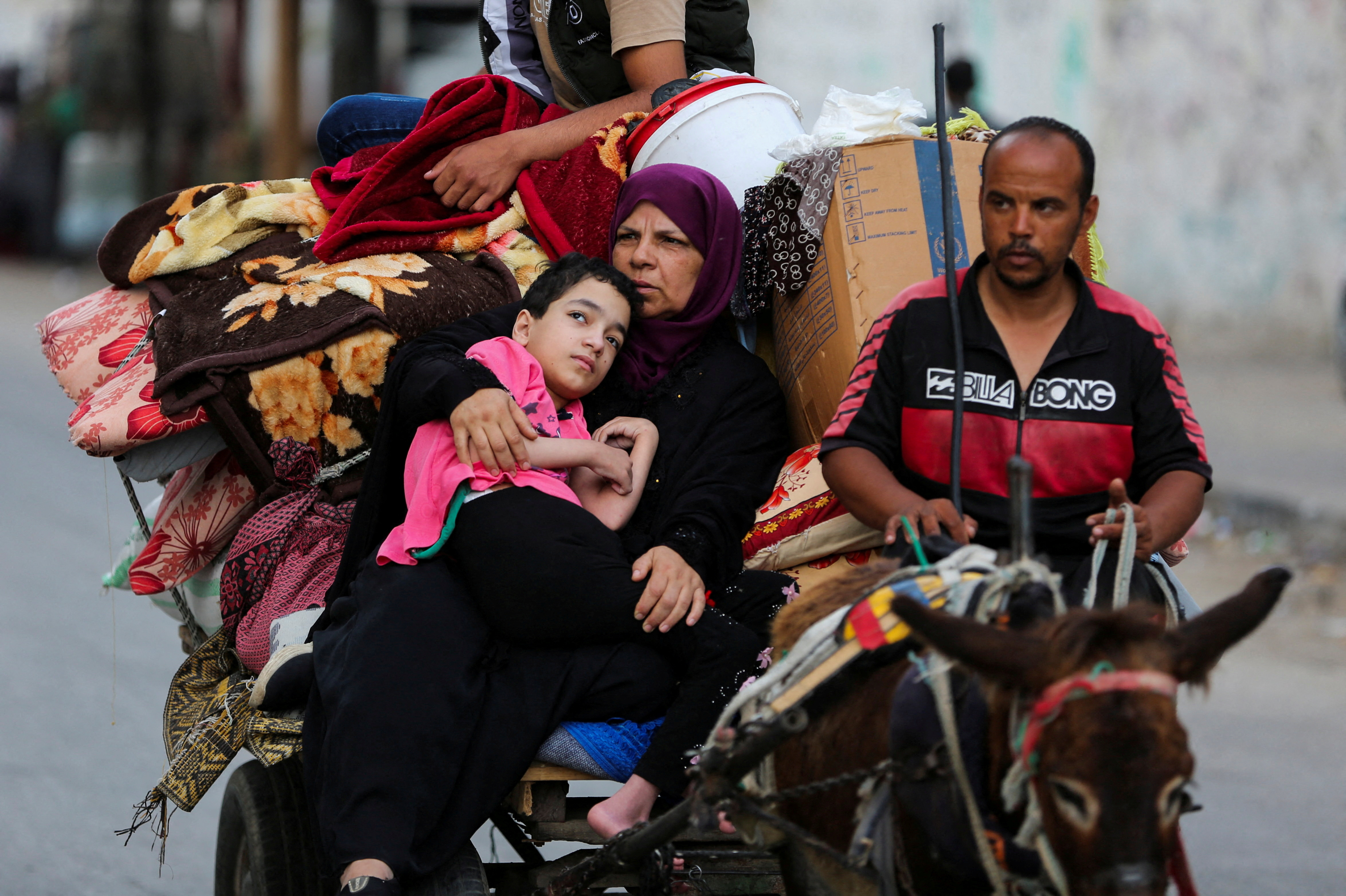 image Gazans seek shelter after evacuation order, Israel carries out new strikes