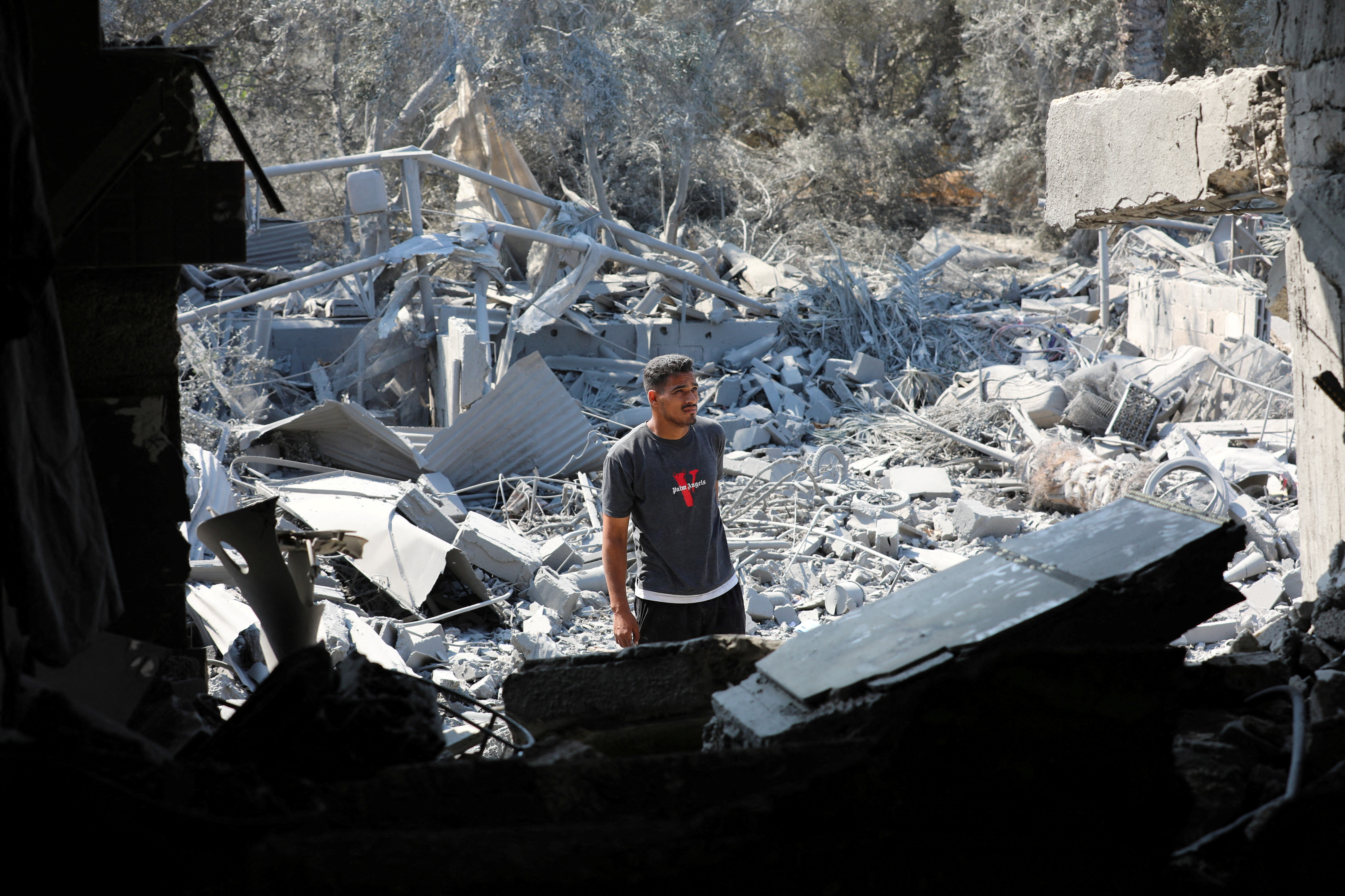 cover More than two dozen Gazans killed in Israeli strike as Hamas says truce talks may be in jeopardy