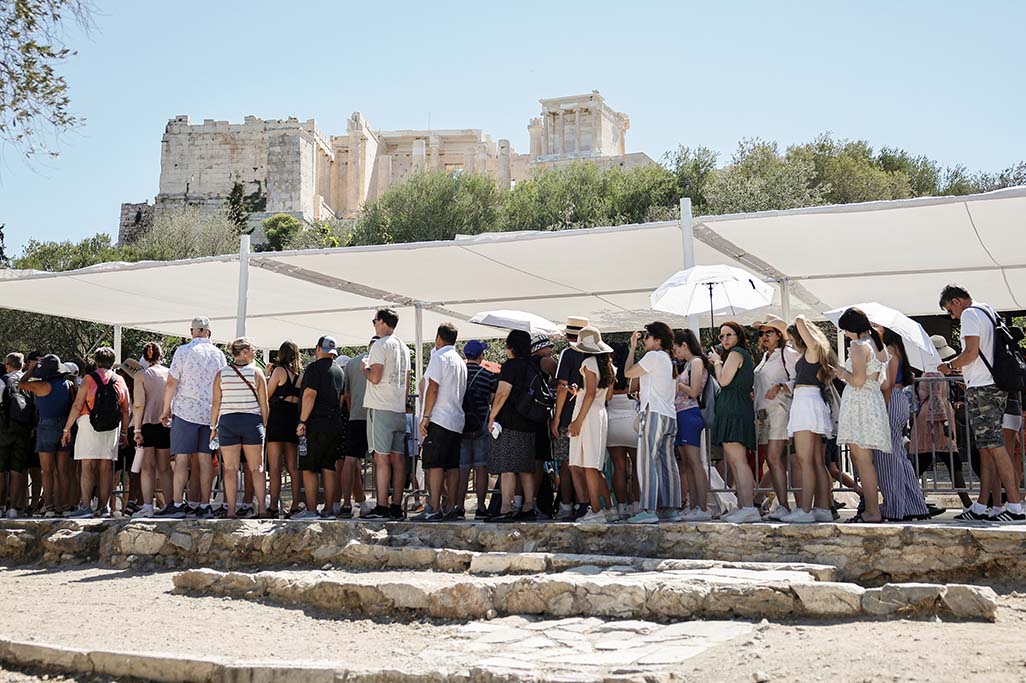 image Greece restricts outdoor work as temperatures soar again