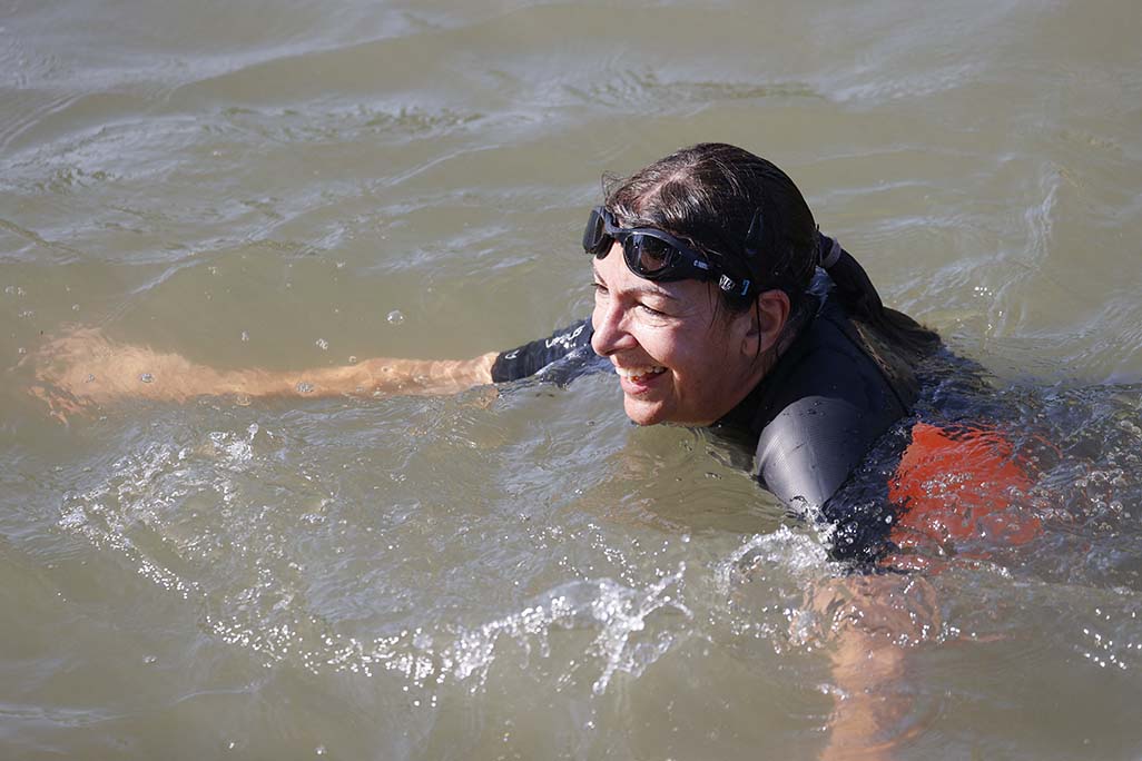 image Paris mayor finally swims in Seine to prove water purity