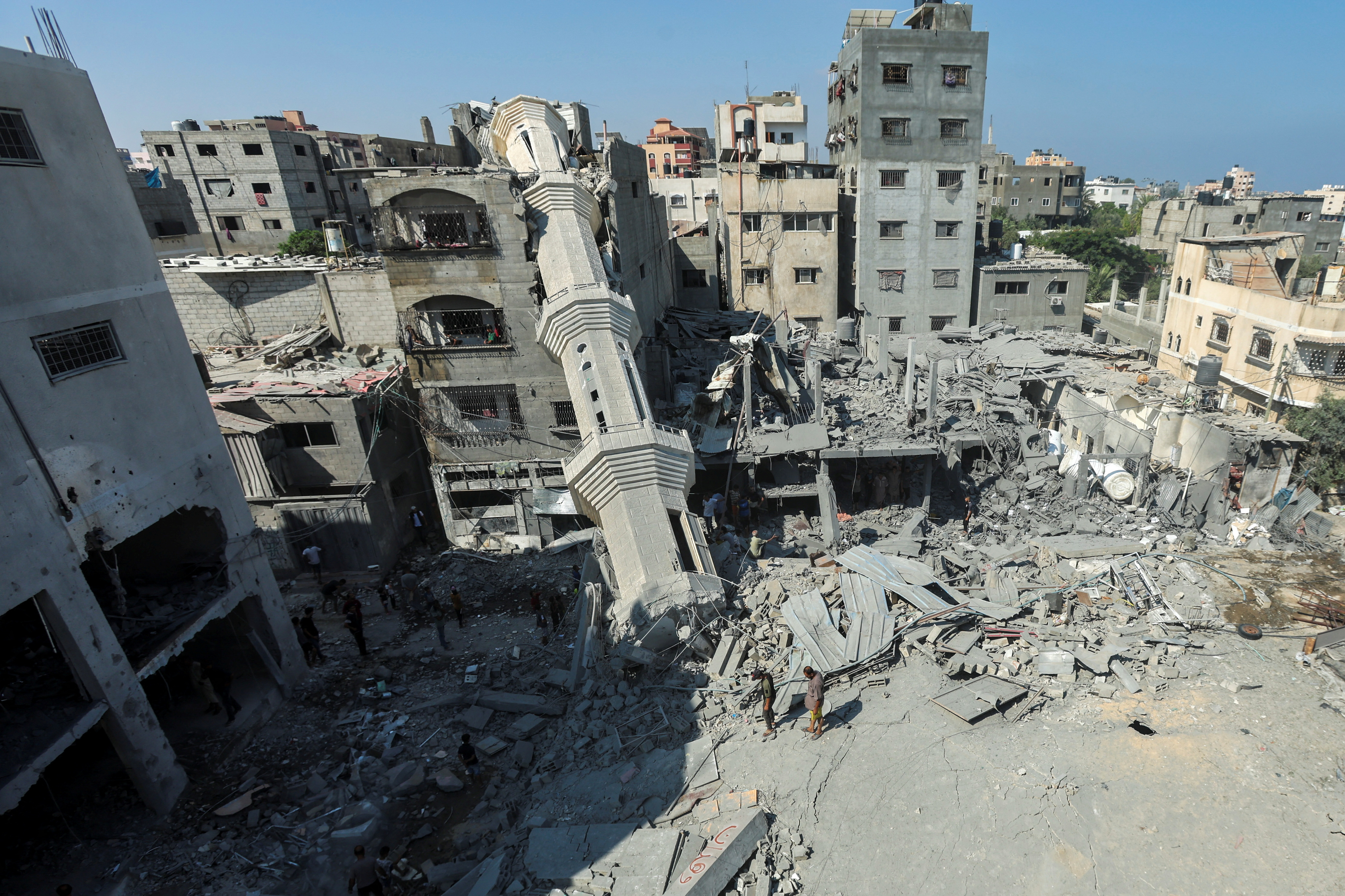 image Israel pounds central Gaza, sends tanks into north of Rafah