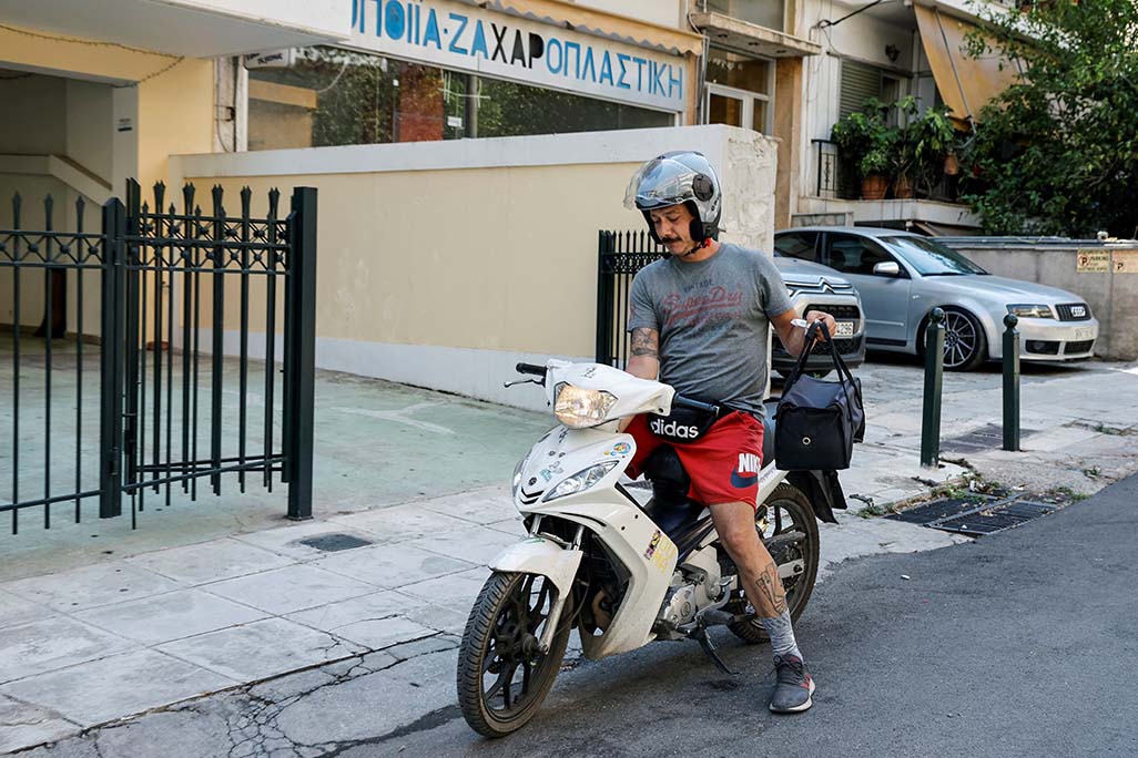 image Heatwave poses big challenge for Greece’s delivery workers