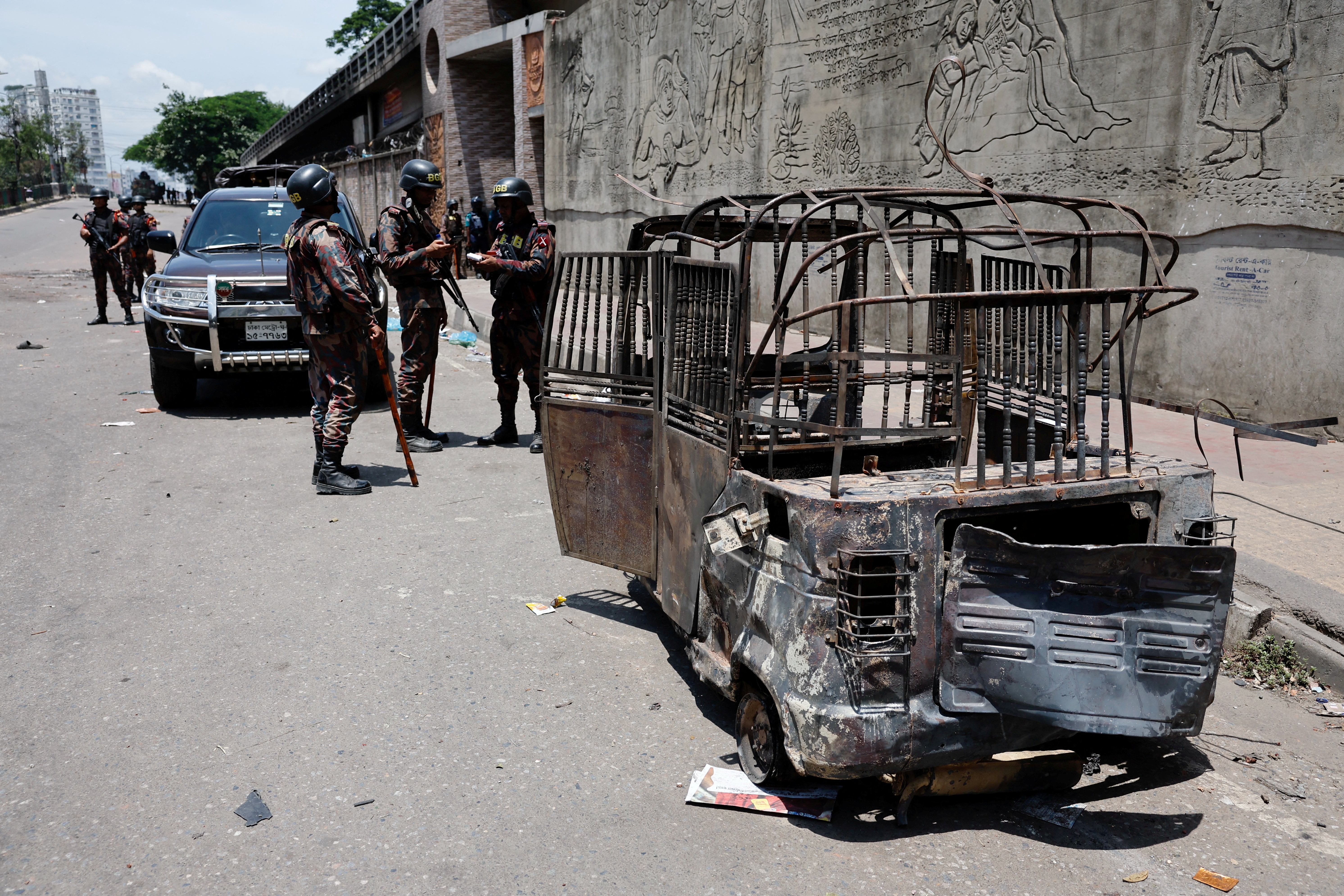 image Bangladesh blocks roads and internet, deploys army to curb protests