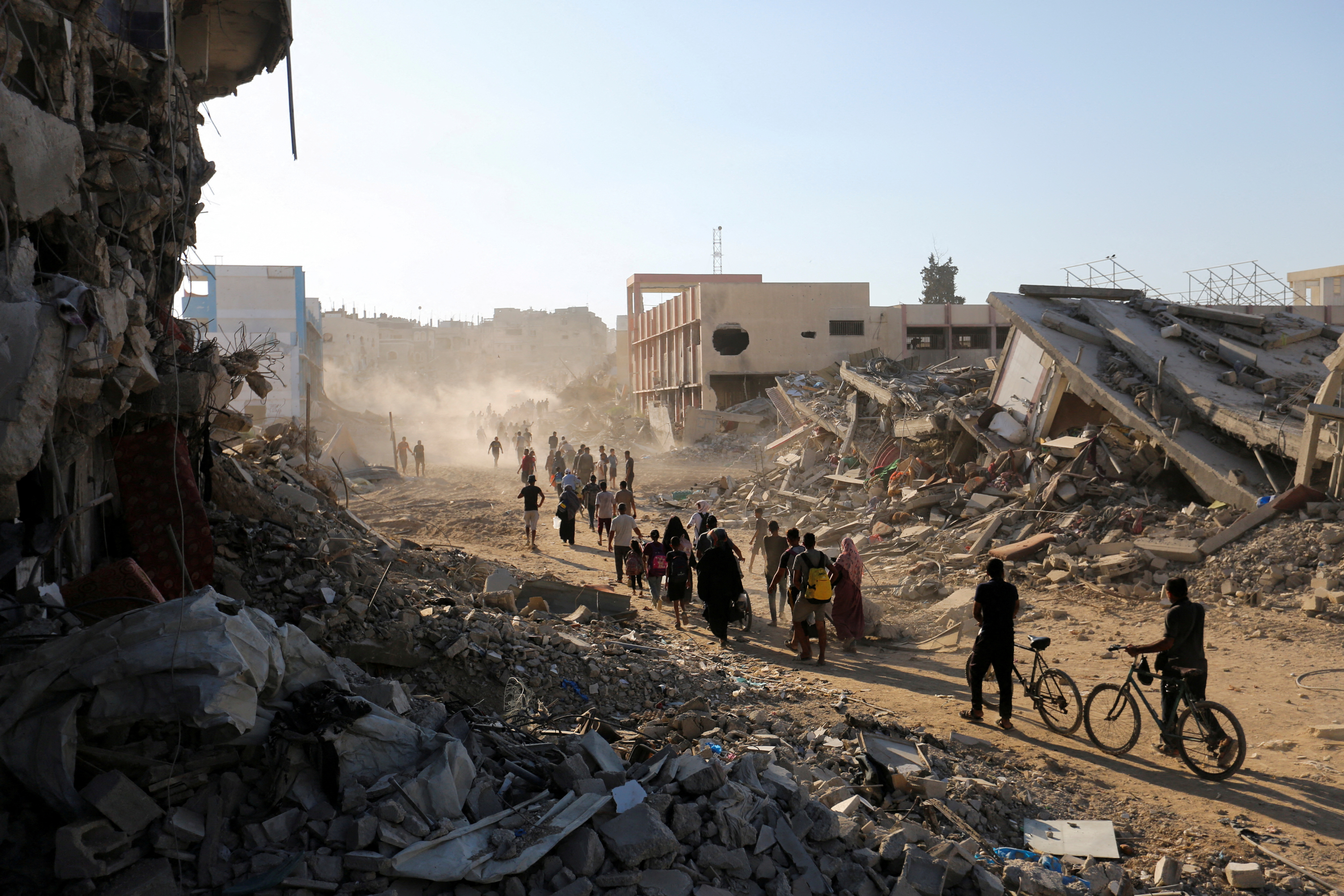 image Israeli forces quit east Khan Younis, Palestinians recover dozens of bodies