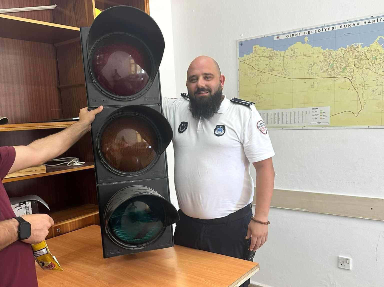 image Three arrested for stealing traffic lights