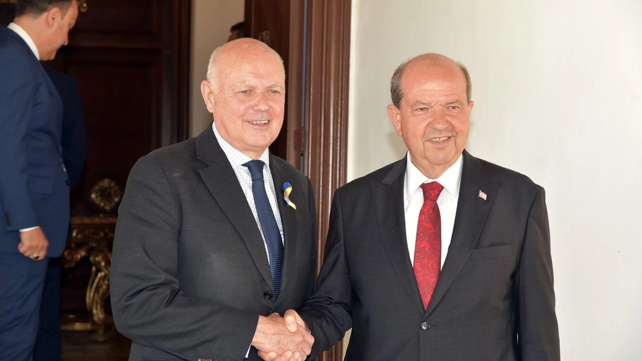 image Former UK minister visits north and calls for direct flights
