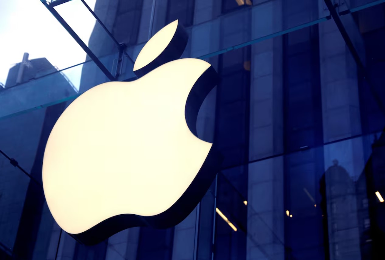 cover Apple faces AI, regulatory challenges as it woos software developers
