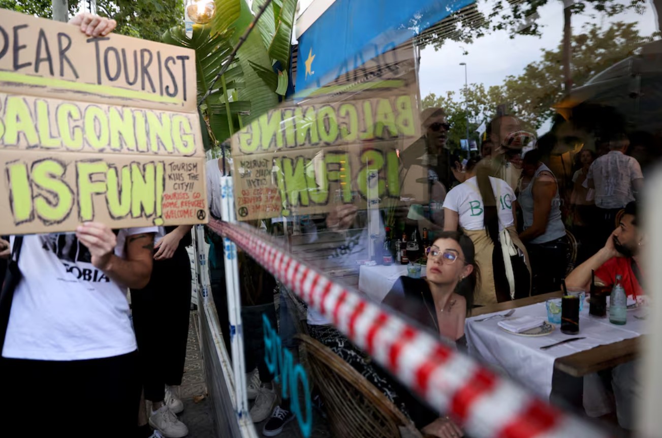 image Barcelona mayor defends short-term rentals ban amid record tourist numbers