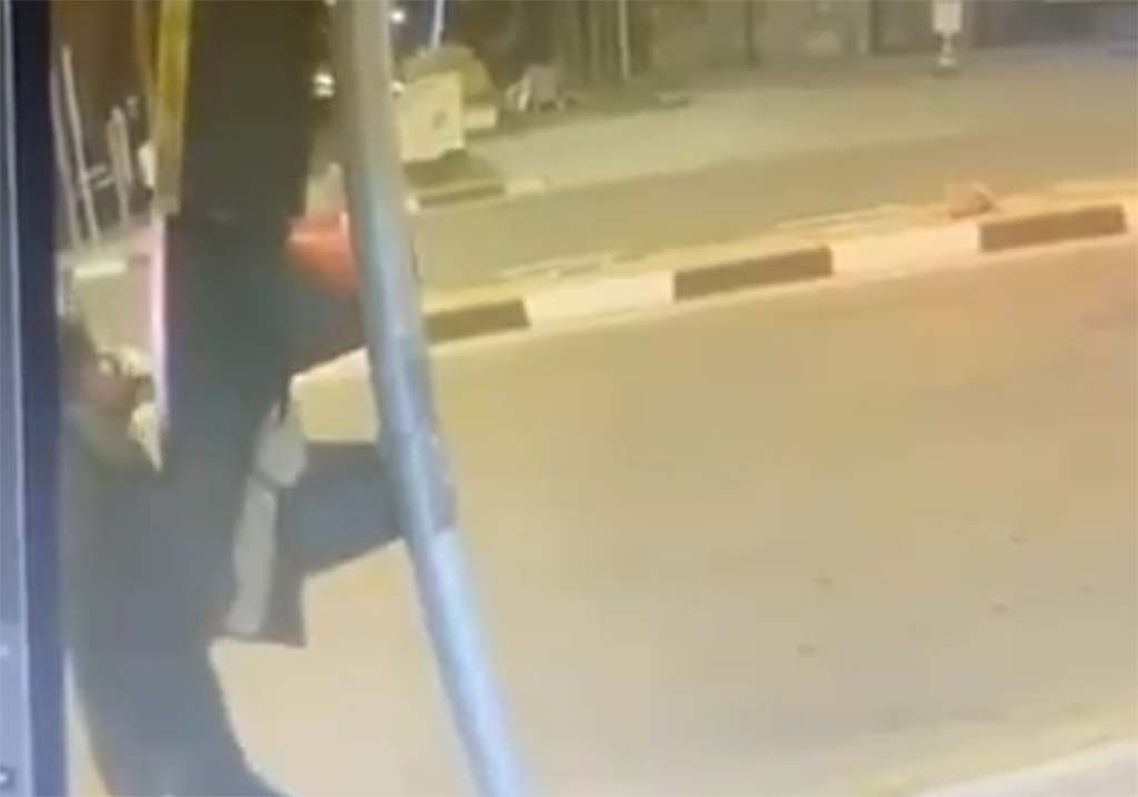 image Man steals traffic lights in Kyrenia