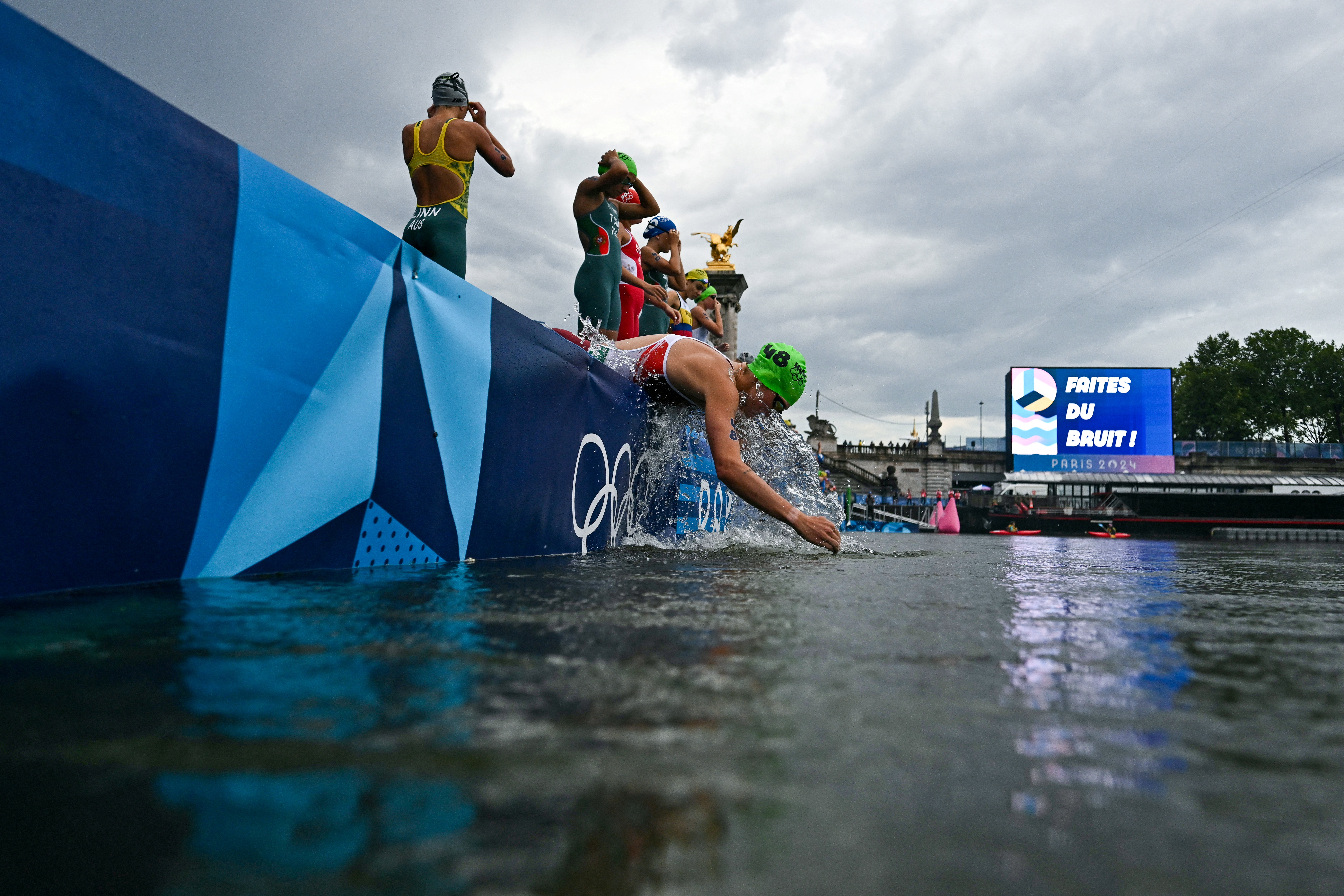 image Races underway as Seine passes water tests