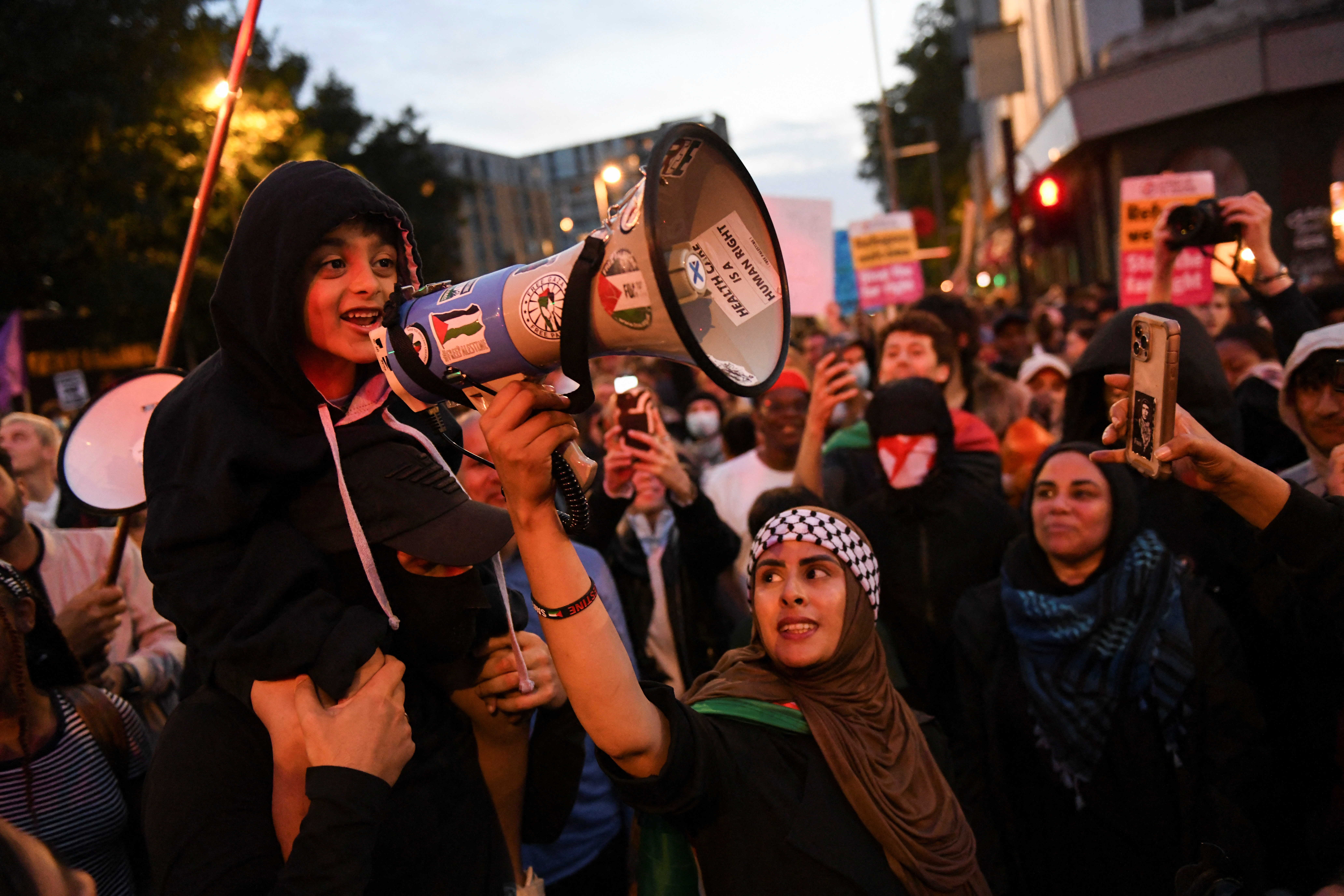 image Anti-racism protests sweep Britain after far-right riots