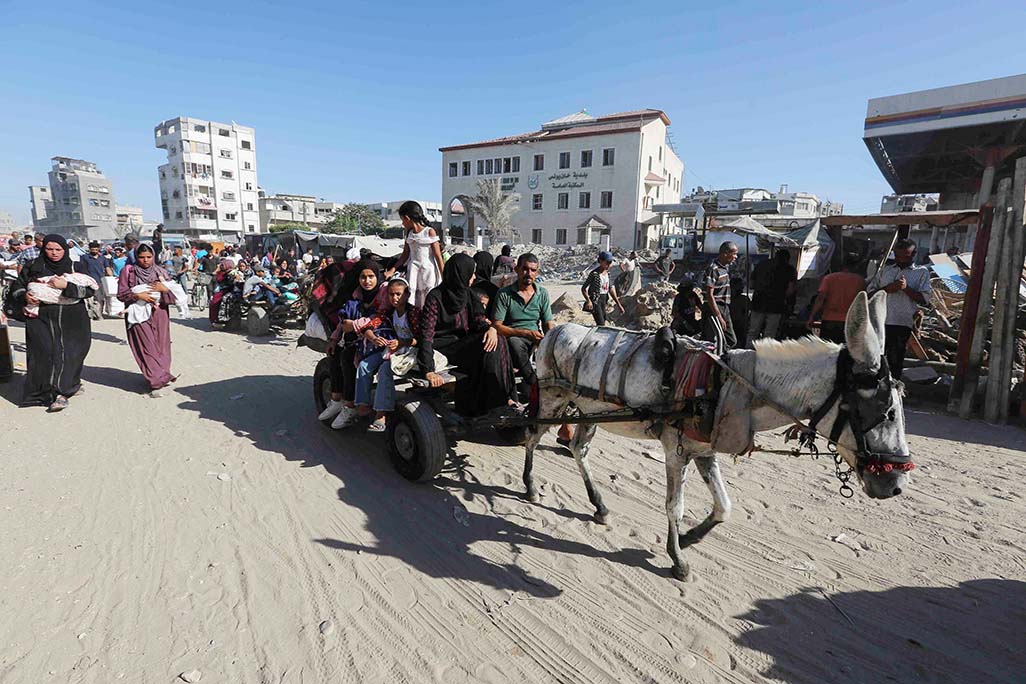 image Families flee new Israeli assault in Gaza&#8217;s Khan Younis