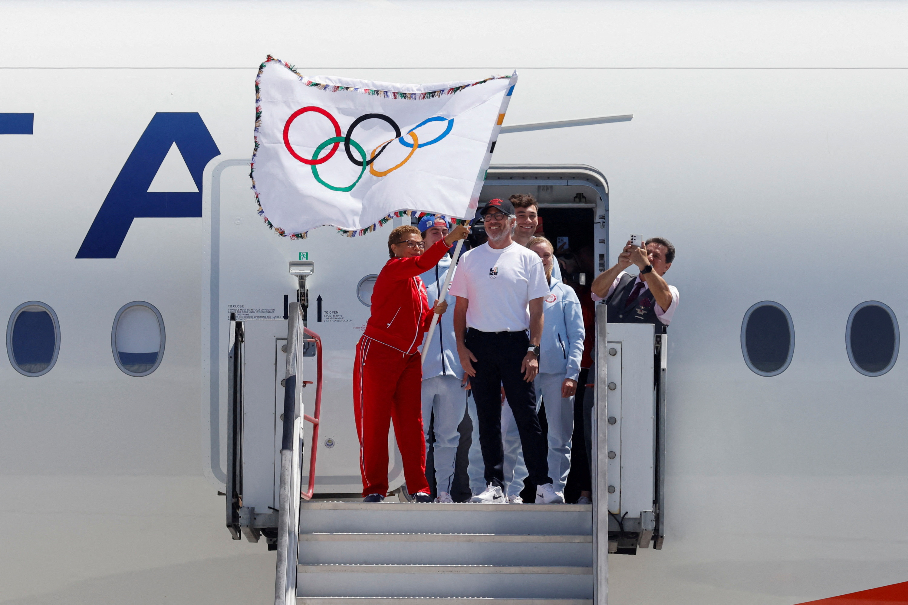 image The official Olympic flag returns to Los Angeles for the first time in 40 years