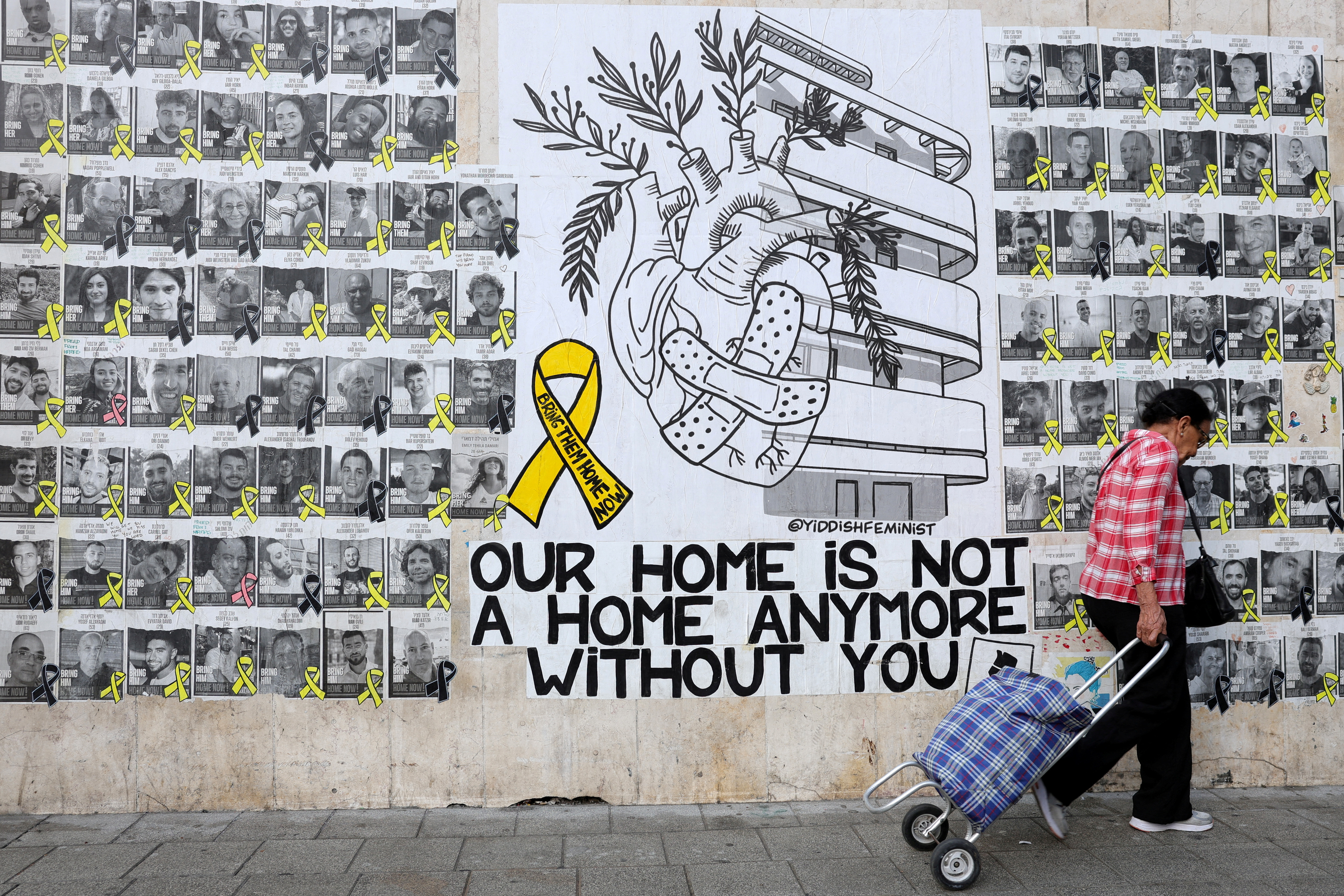 image Israeli military retrieves bodies of six hostages from Gaza