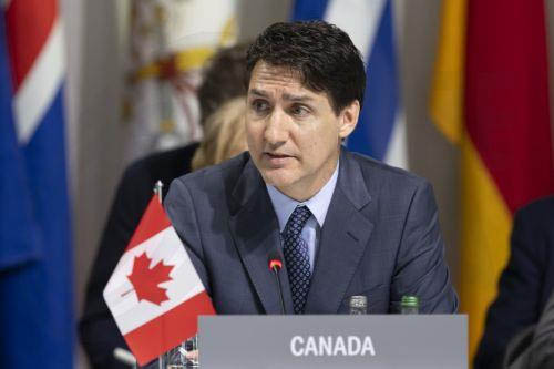 image Canadians prepare to evacuate through Cyprus