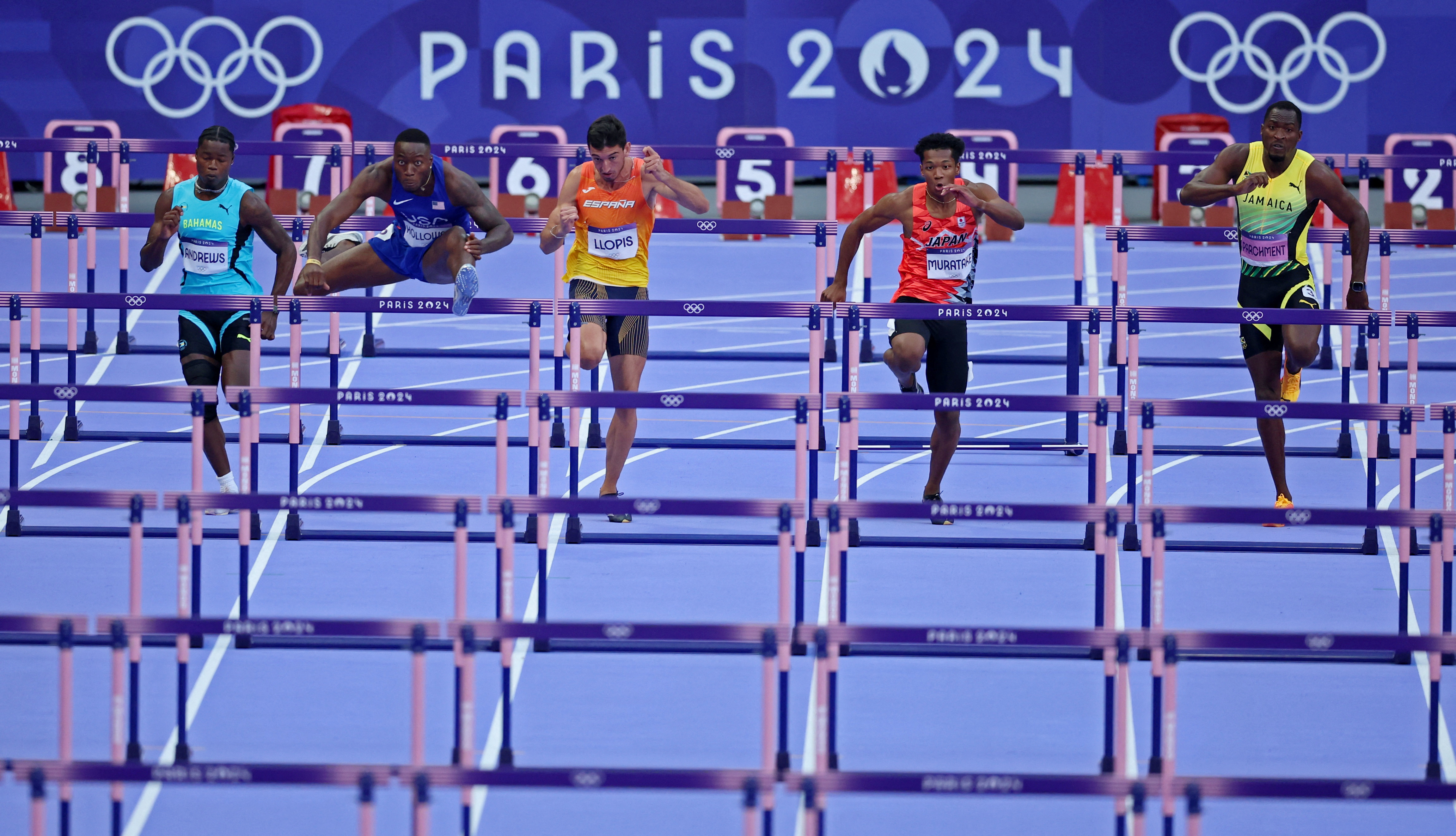 image Holloway storms into hurdles final, Parchment sneaks in again