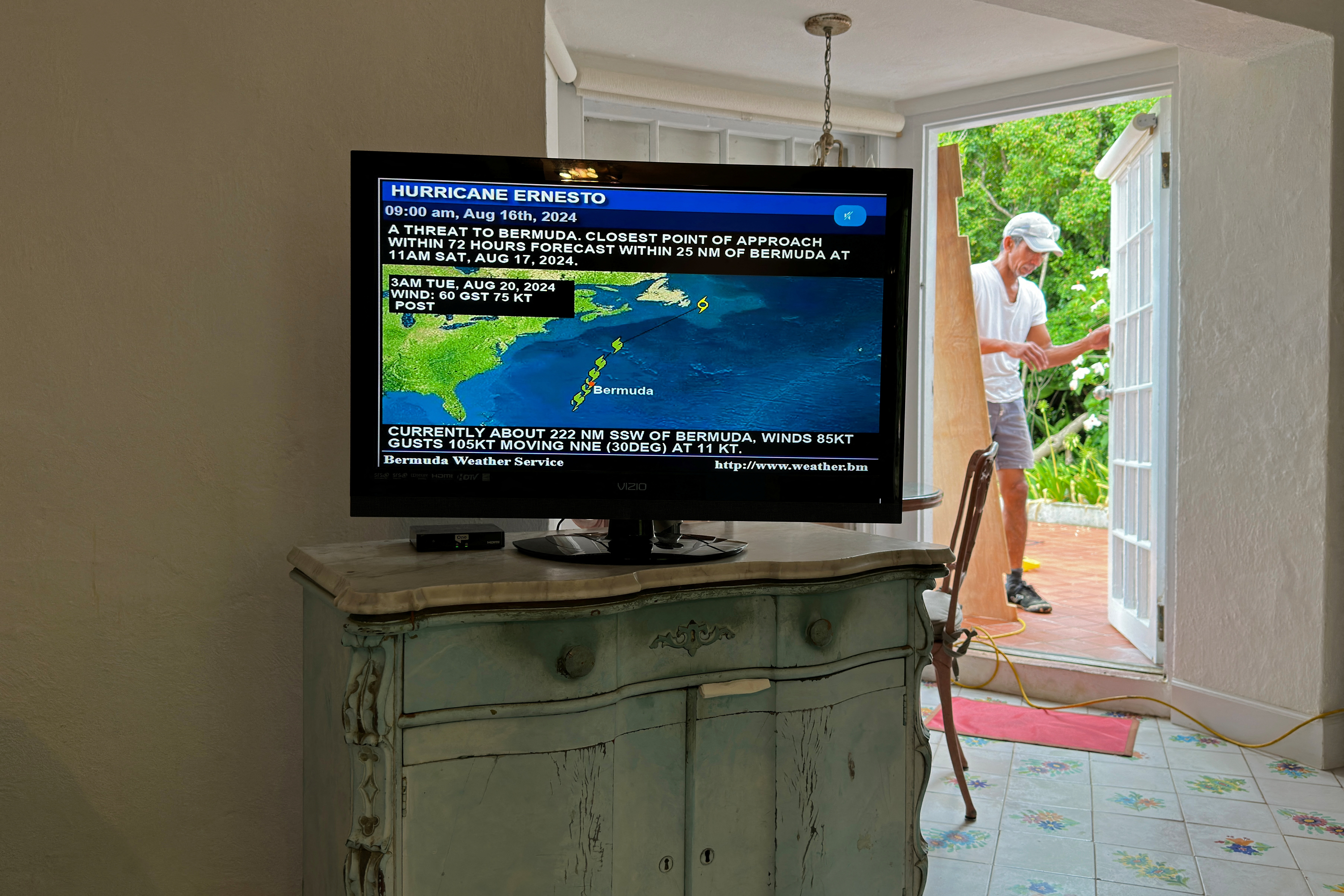image Bermuda battens down as Hurricane Ernesto approaches
