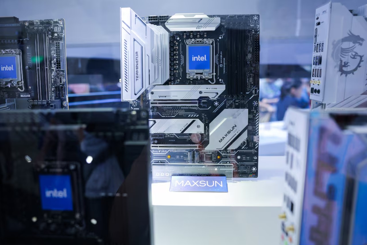 image Intel faces $25 billion loss in worst selloff since 2000