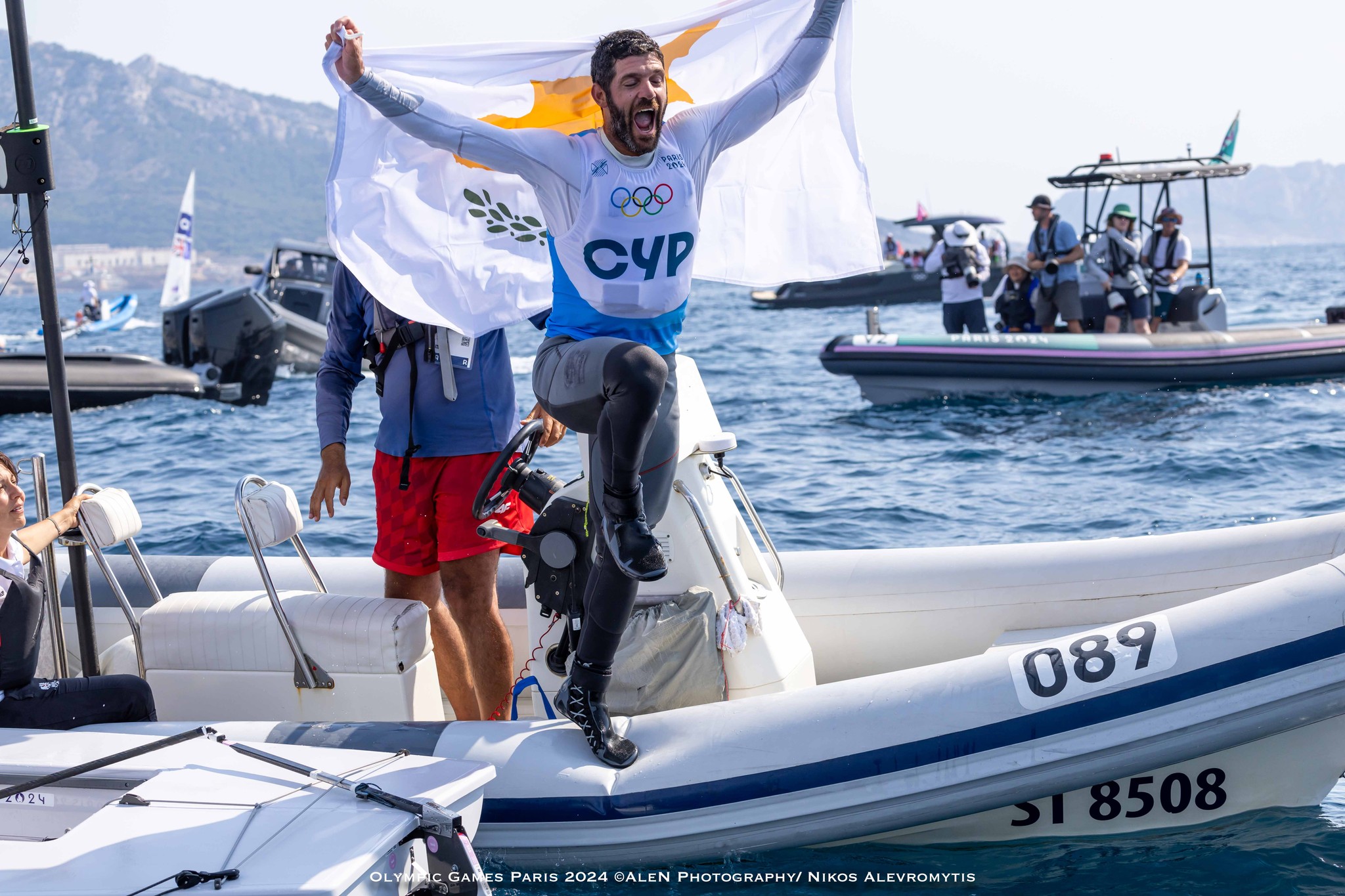 cover Kontides given hero’s welcome at Larnaca airport