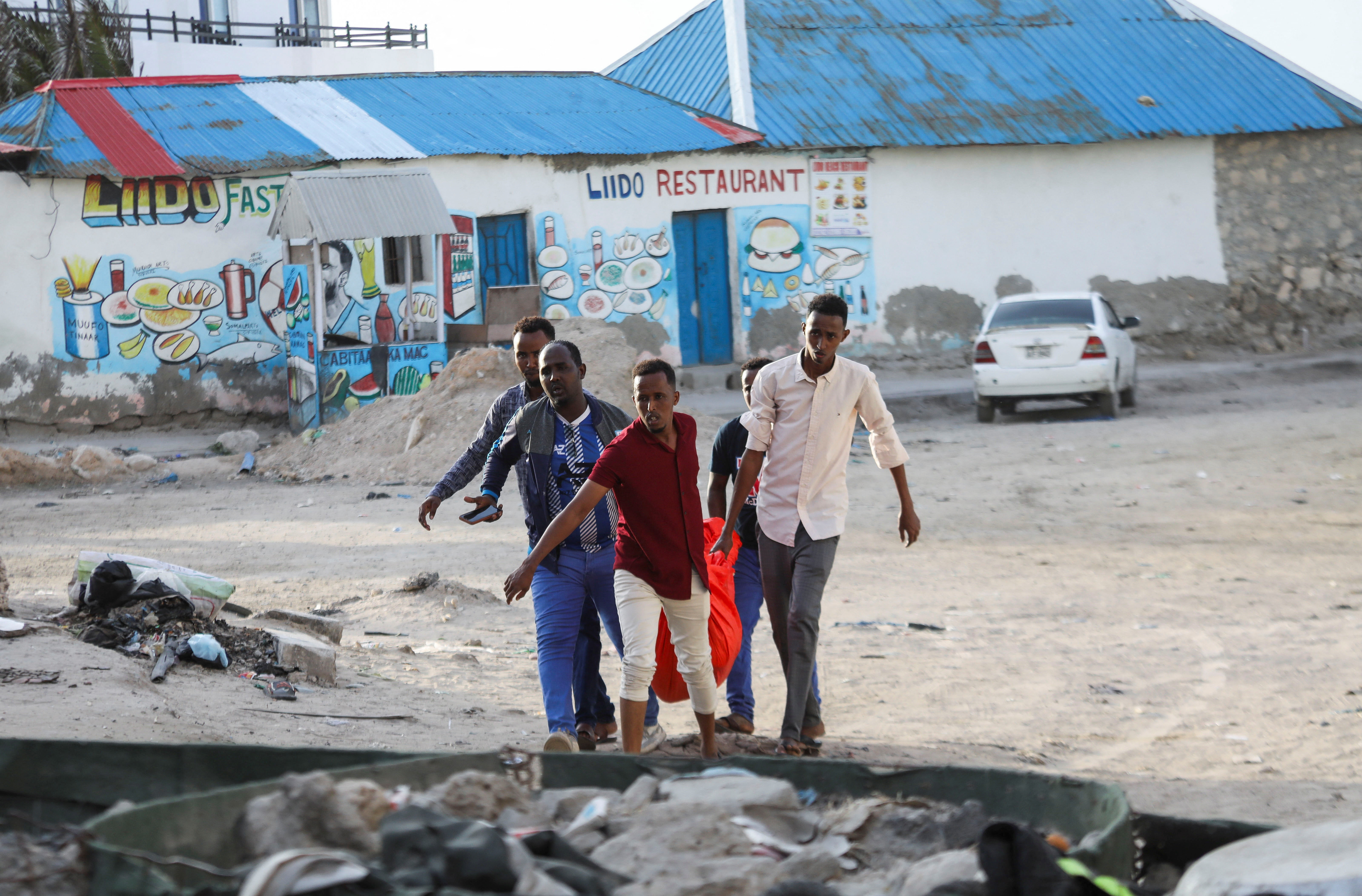 image Somalia beach attack kills 32 civilians, police say