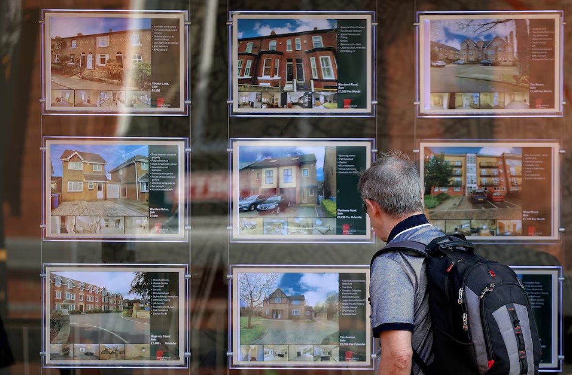 image UK house prices drop for first time since March