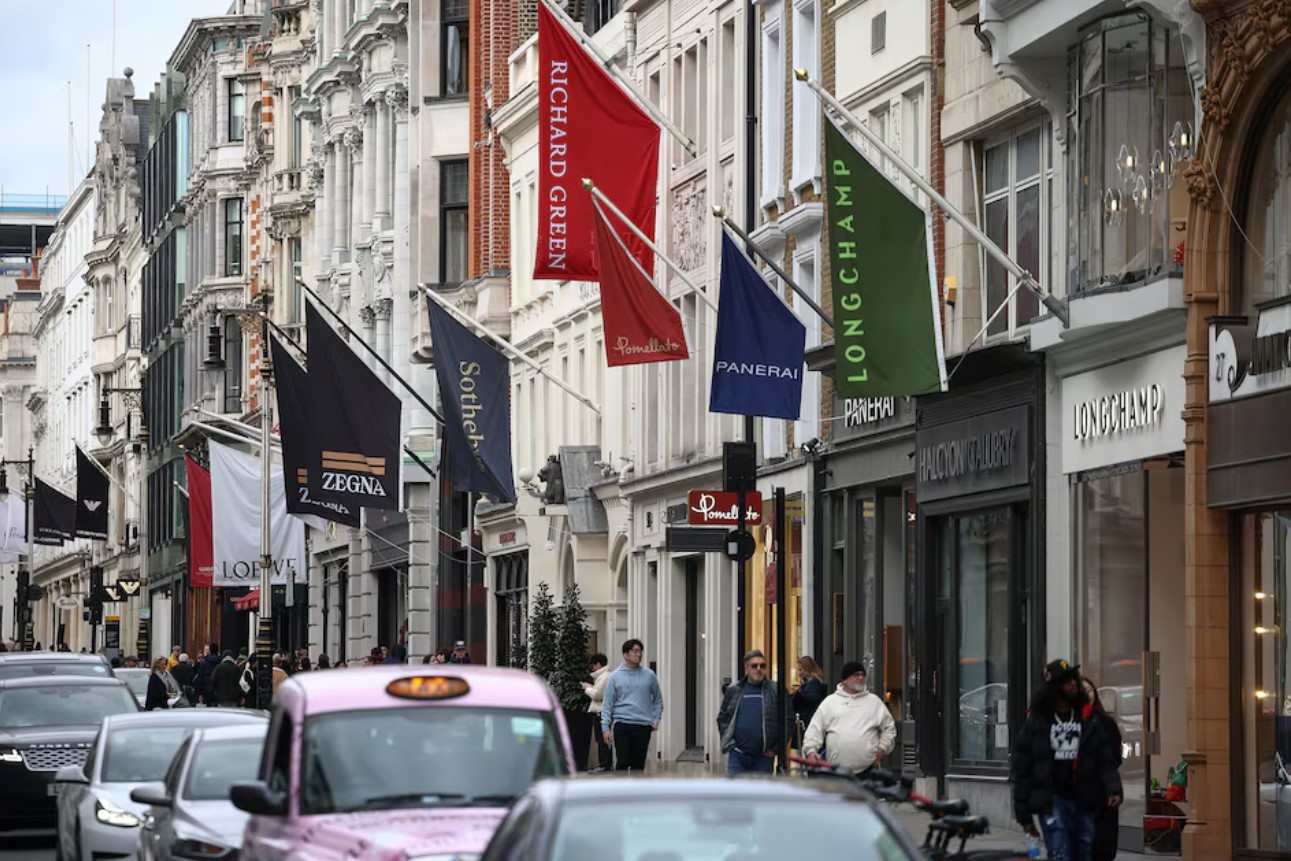 image UK employers to give smallest pay rises in two years