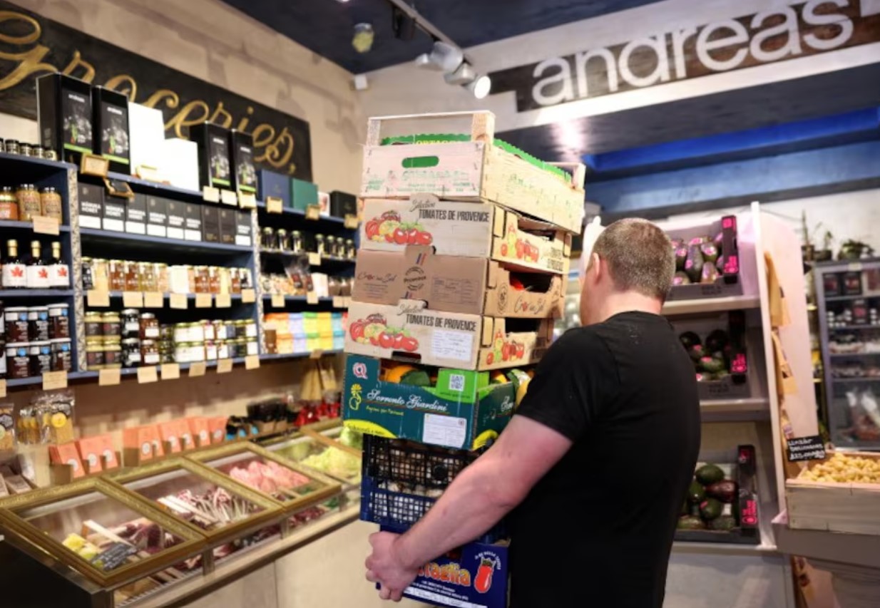 image UK retailers slash investment plans to 5-year low