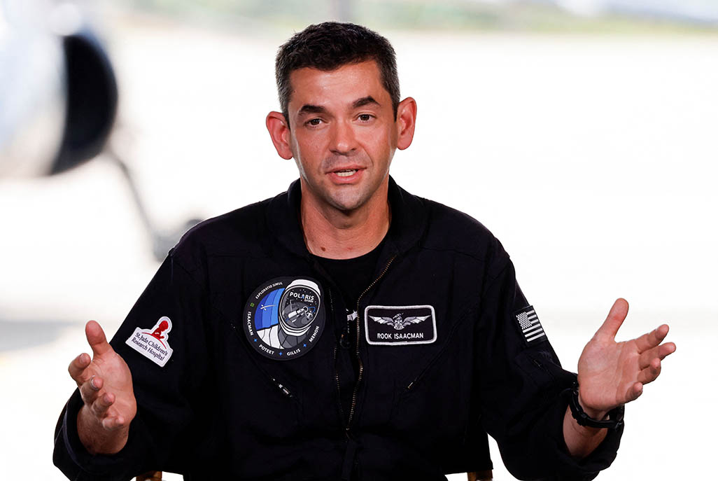image SpaceX-Polaris crew exits capsule for first private spacewalk