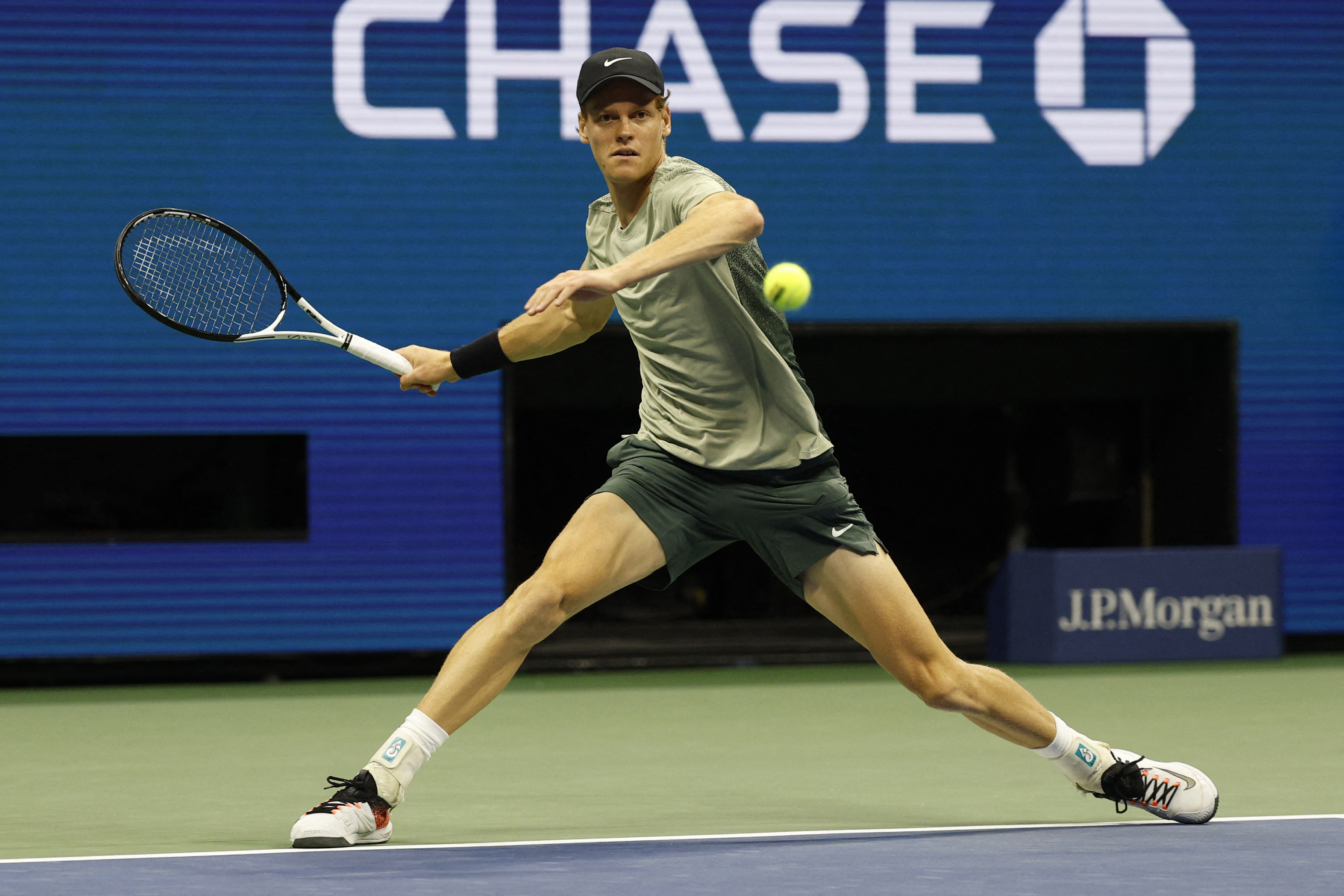 image No alarm for Sinner, Swiatek as top seeds ease into quarter-finals