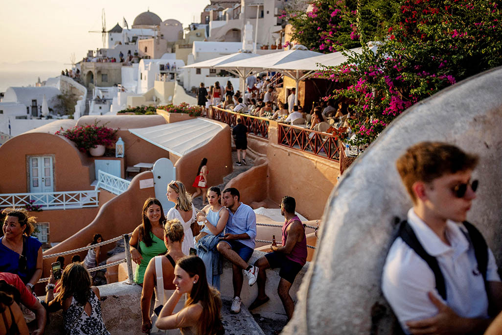 image Greece expects record tourism revenues this year, minister say
