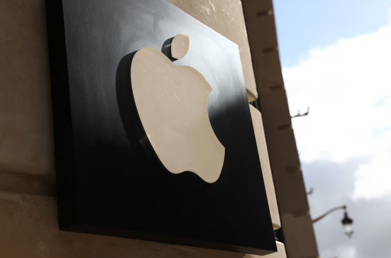 image EU tells Apple how to open up to rivals, to spell out how