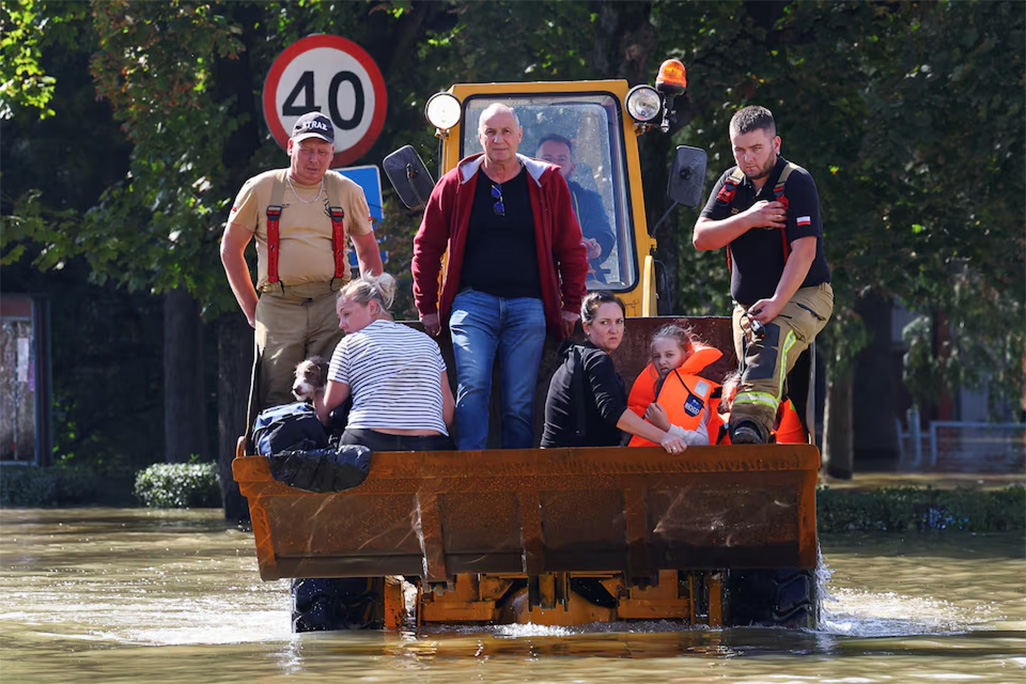 image Central Europe races against time as flood zones move