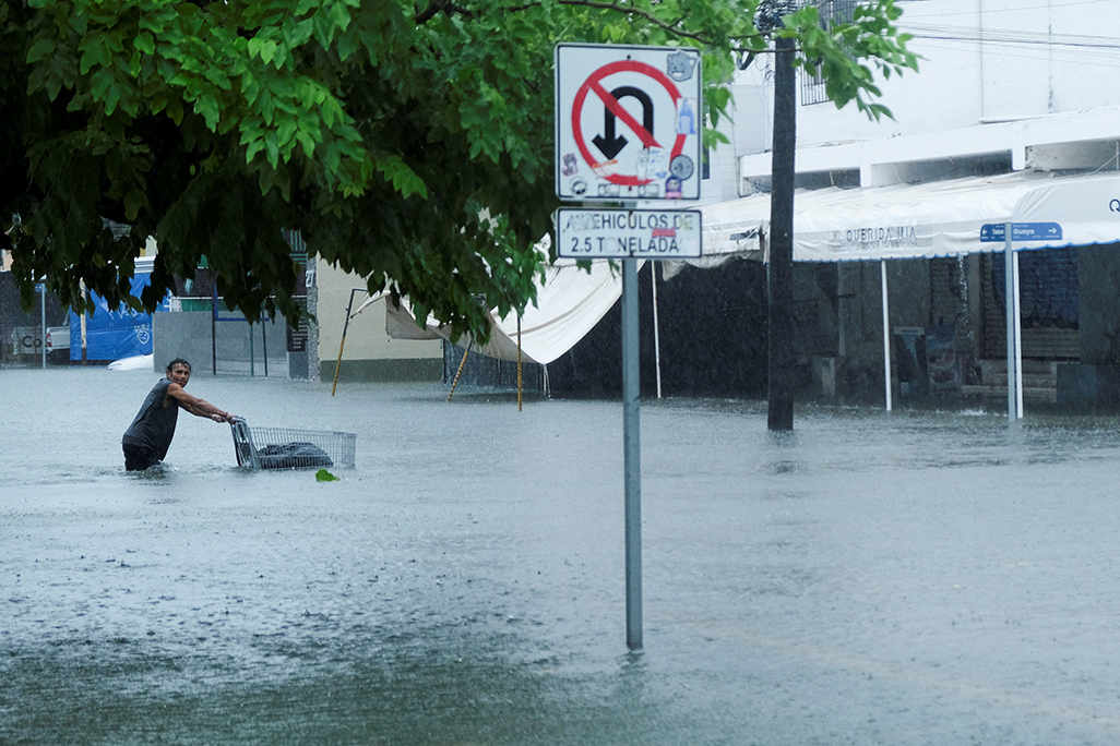 cover Hurricane Helene barrels toward Florida