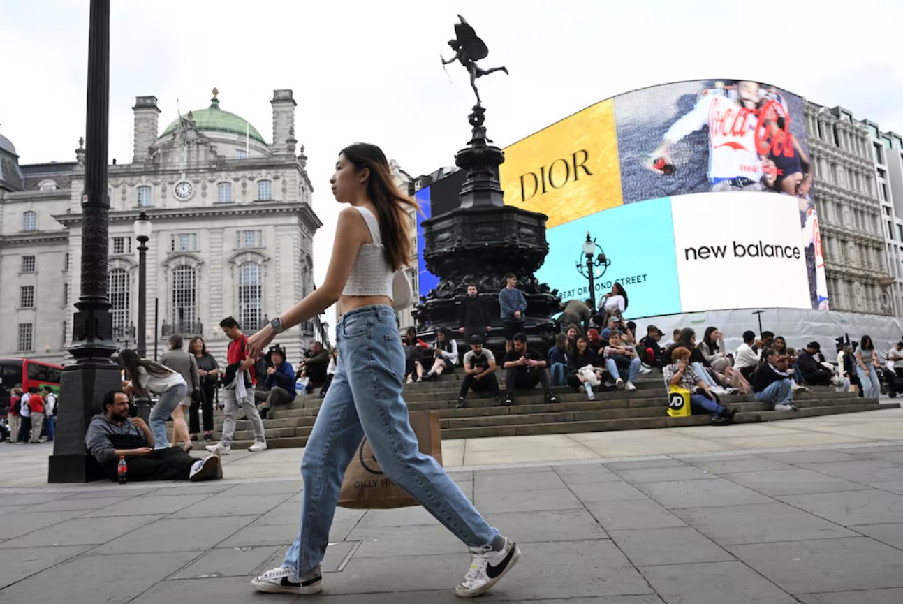 image UK retail sales sink as confidence ebbs, CBI says