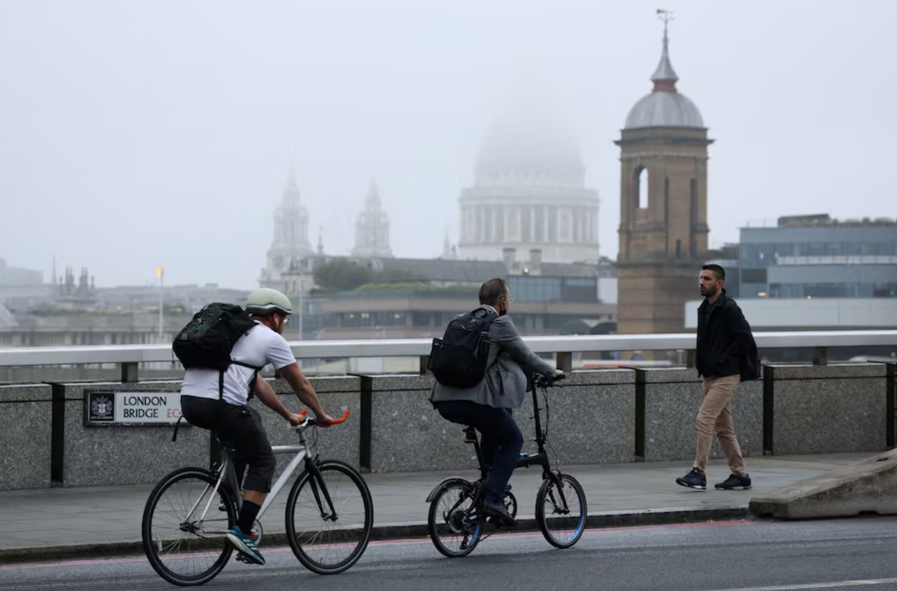 image UK job vacancies plunge to 4-year low, but wages remain resilient